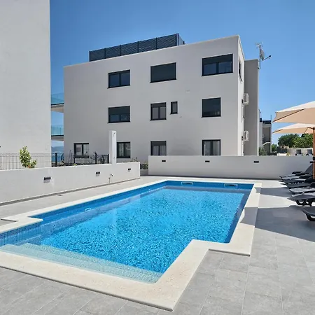 Penthouse Mare - Rooftop And Pool سلاتين